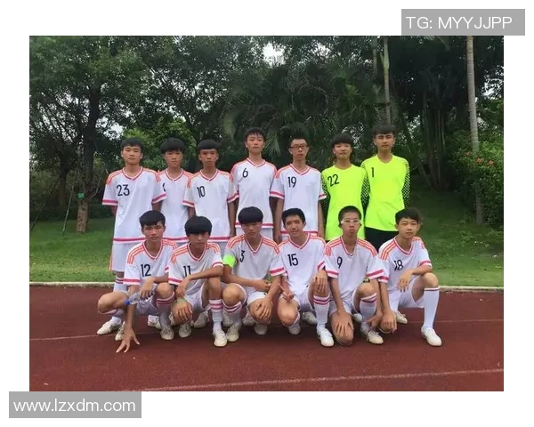 职业球星日常高强度足球训练揭秘助力青少年全面提升技巧 职业球星日常高强度足球训练揭秘助力青少年全面提升技巧