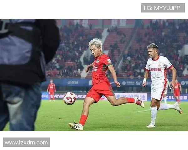 球星用球顶足球技惊四座展现绝佳控球技巧引发热议 球星用球顶足球技惊四座展现绝佳控球技巧引发热议